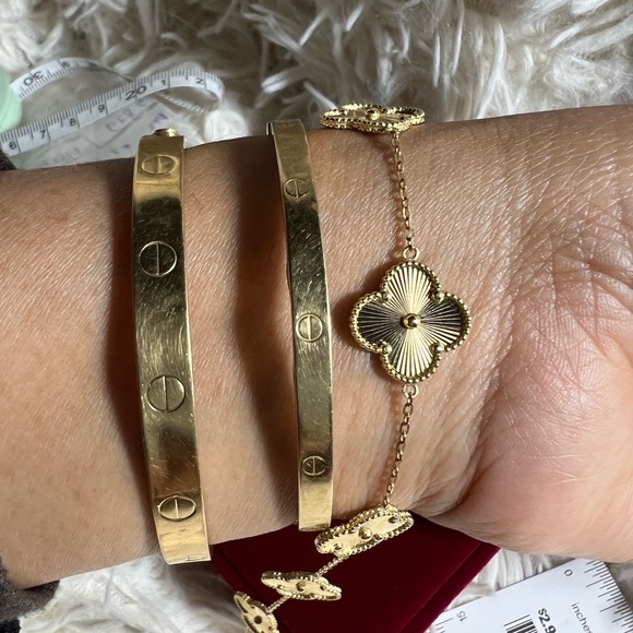 Elegant Gold Flower Bracelet - Picture 2 of 16